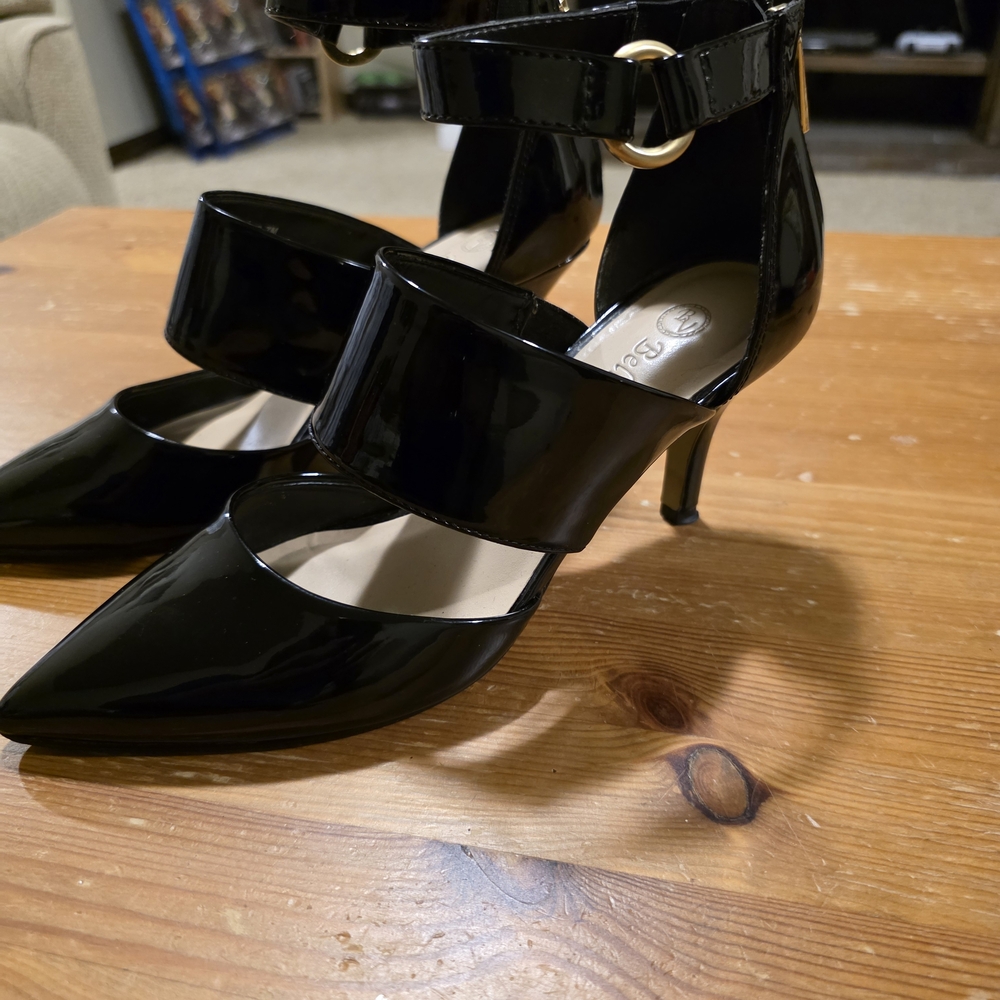 Bella Vita Elegant Black Patent Leather Heels